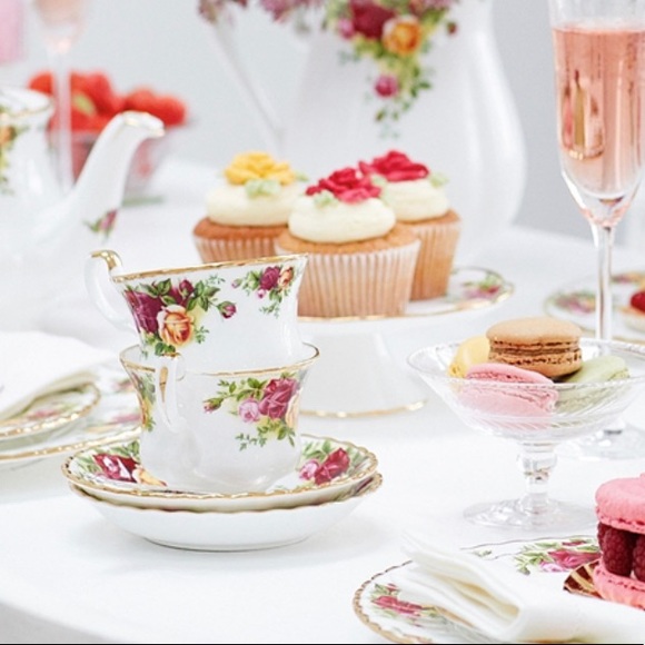 Royal Albert Old Country Roses Teacup & Saucer Set - Picture 5 of 5